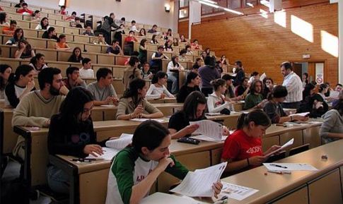 Centro de Estudios Cervantes estudiantes presentando examen